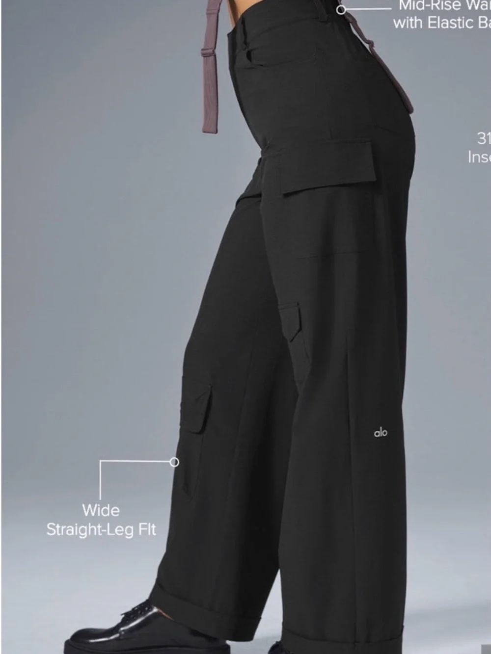 ALO Yoga Mid-Rise Workwear Cargo Pants in Black EUC Sz Small - Picture 4 of 9